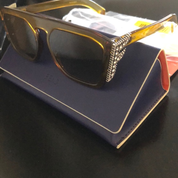 Sale. New authentic Fendi sunglasses - Picture 1 of 10